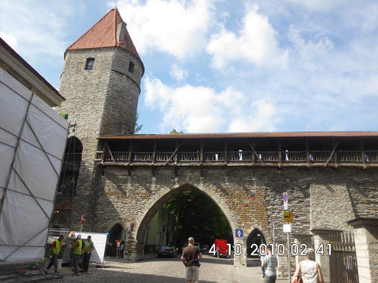 Zugang zu Tallinns Altstadt durch einen Torbogen