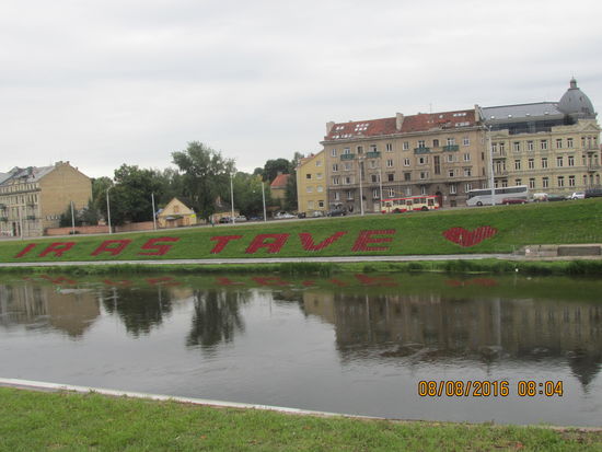 Blumenrabatten am Ufer der Neris