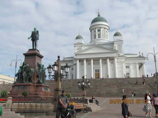 Helsinki - Senatsplatz
Denkmal Alexander des II. mit dem Dom im Hintergrund