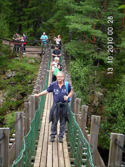 Im Pulk mit vielen Wanderern geht es über eine Hängebrücke