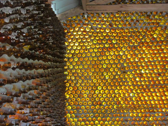 Innenansicht:
Grob geschätzt ca. 5.000 Flaschen sind verbaut. Die Errichtung des Dorfes schein durstig gemacht zu haben