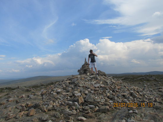Die aufgeschichteten Steine stellen eine bemerkenswerte Erhöhung des 546 m hohen Kiilopää dar.