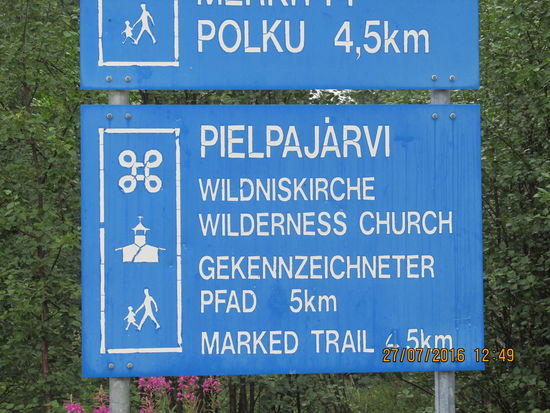 Auf dem Parkplatz befindet sich ein Schild, dass nicht zu übersehen ist