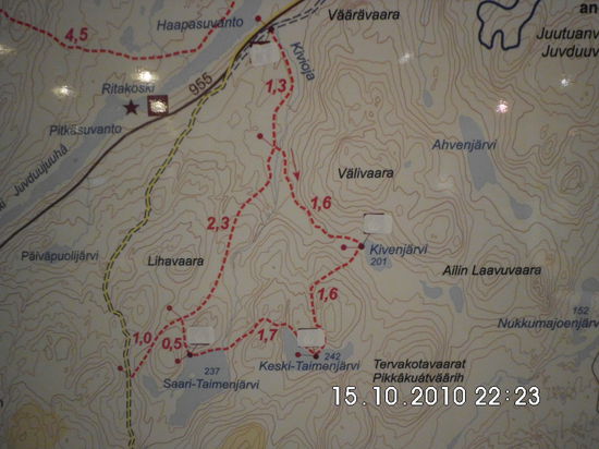 Kivioja Rundweg. Die 1,3 km lange Zuwegung führt von einem Parkplatz, auf dem leider keine Schilder stehen
Jedoch gibt es dort nur einen Parkplatz, von dem auch nur ein Weg in südliche Richtung führt....
Der Weg ist mit roten Holzpfählen markiert, denen man lediglich folgen muss.