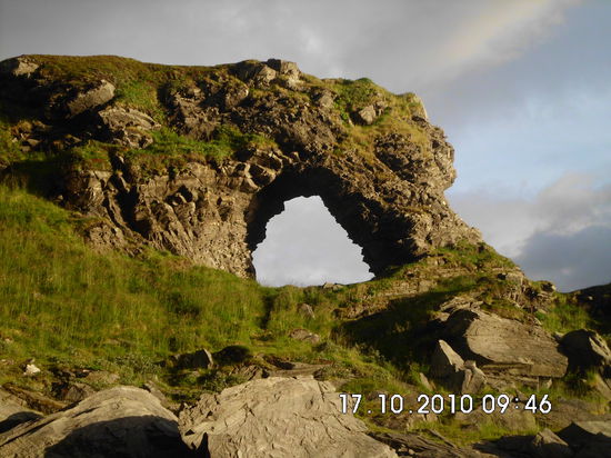 Den Kirkeporten (Kirchenportal) erreicht man über des Fischerdorf Skarsvag nach einer kurzen  Wanderung