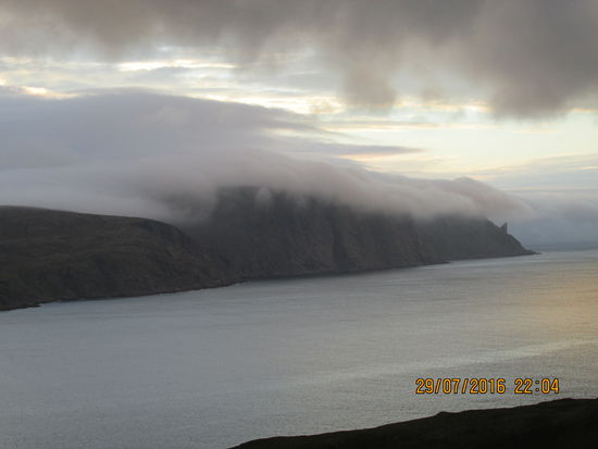 Das Nordkap (vom Kirkeporten aus gesehen) verbarg sich etwa eine Stunde vor Mitternacht unter einer dichten Nebelhaube
