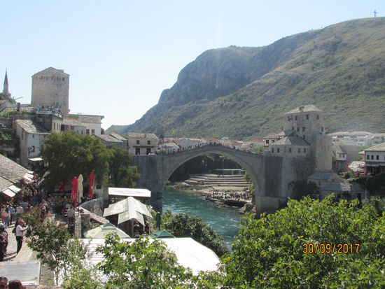 Die Stary Most. Am Tag unseres Besuchs übten sich junge Sportler darin von der Brücke in die darunter fließende (ziemlich flache) Neretva zu springen.