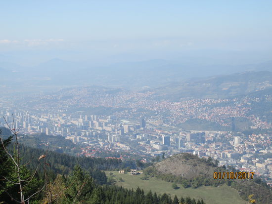 Sarajevo von einer ehemaligen serbischen Artilleriestellung aus gesehen.
