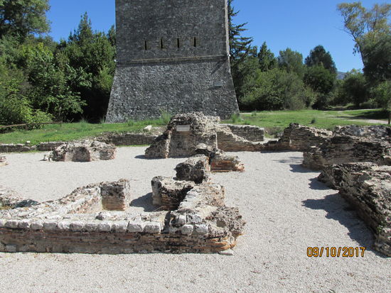 Steinerne Zeugen unterschiedlicher Epochen. Im Vordergrund altgriechische Gebäudereste, dahinter ein venezianischer Wachturm