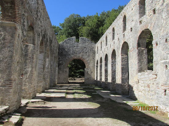Gut erhaltene Reste einer byzantinischen Basilika mit mächtigen Außenmauern