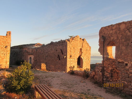 Das Schlendern durch Himarës Geisterstadt ist im Licht der untergehenden Sonne sehr reizvoll