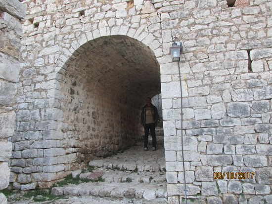 Die Mauern des einstigen Schlosses sind sehr massiv und haben dem Zahn der Zeit hervorragend getrotzt