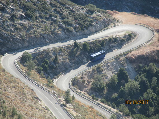 Die Straßen im Ceraunischen Gebirge bestehen im Wesentlichen aus heftigen Serpentinen.