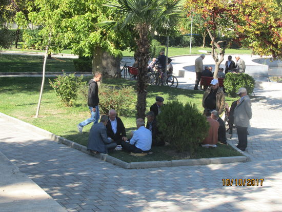 4 kartenspielende Männergruppen an einem Dienstagvormittag auf engstem Raum