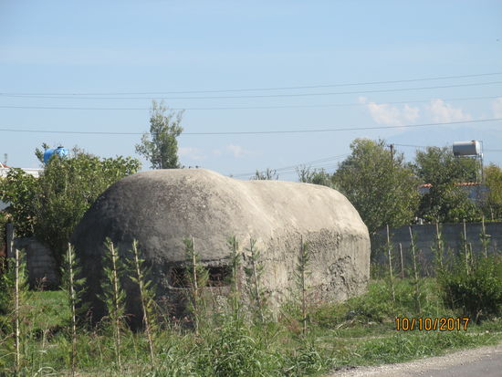 Bunkeranlage auf einem albanischen Feld