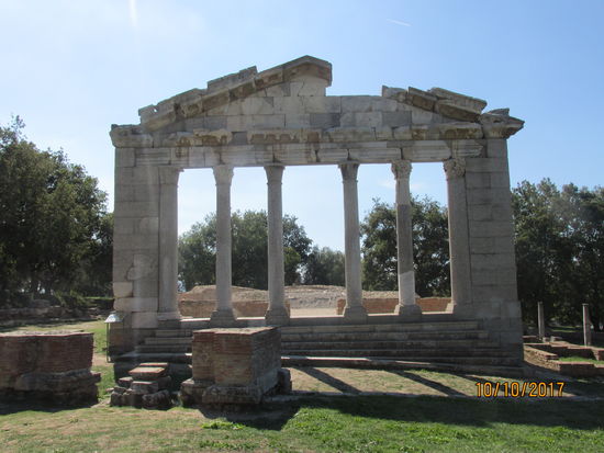 Die Front des sehr gut erhaltenen Apollo Tempels