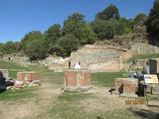 Romantische Hochzeitsbilder vor den Überresten des Odeons