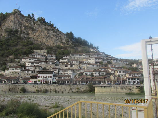 Die Unterstadt und die Festung Berat von Gorica aus gesehen. Die übereinander gebauten Häuser wirken wie eine einzelne Fassade mit "tausend Fenstern".