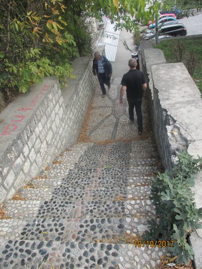 Steile Wege und Treppen verbinden die Häuser unterhalb des Berat Castle