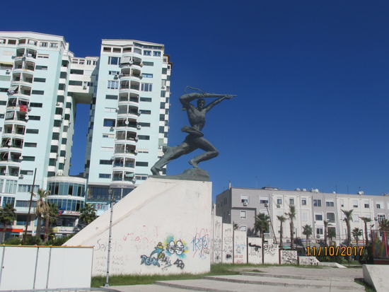 Wie in allen anderen albanischen Kommunen, finden sich auch in Durrës zahlreiche Bilder und Denkmäler aus der sozialistischen Vergangenheit. Einen Bildersturm, wie in den meisten anderen ehemaligen Ostblockländern hat es hier nicht gegeben