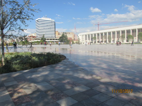 Sehr sauber: Der nördliche Teil des Skanderbeg Platzes (im Hintergrund die Oper)