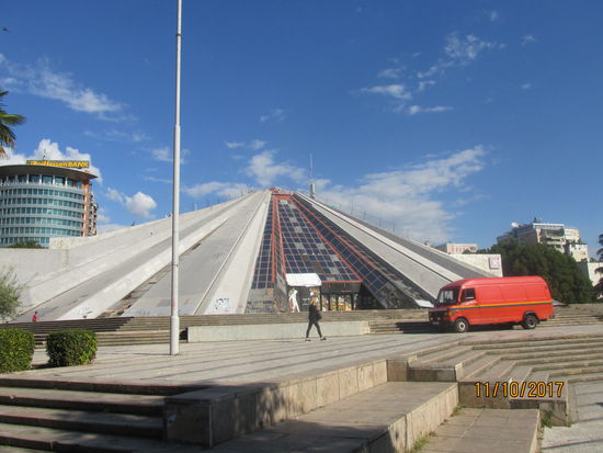 Heruntergekommen, beschmiert und verschmutzt: Die  Pyramide von Tirana. Der rote Stern, der die Kuppe zierte, wurde bereits in den 90er Jahren abmontiert.