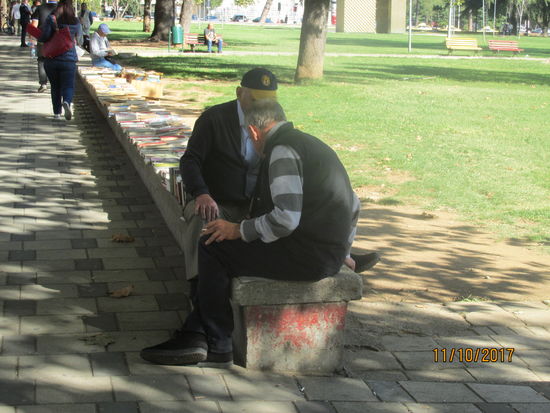 Männer beim Spiel im Rinia Park. Nicht nur hier war auffällig, dass speziell in den Parks hunderte Bücher zum Verkauf durch Straßenhändler angeboten werden.