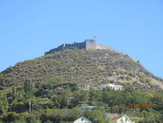 Imposant thront das Rozafa Castle auf einer Bergkuppe
