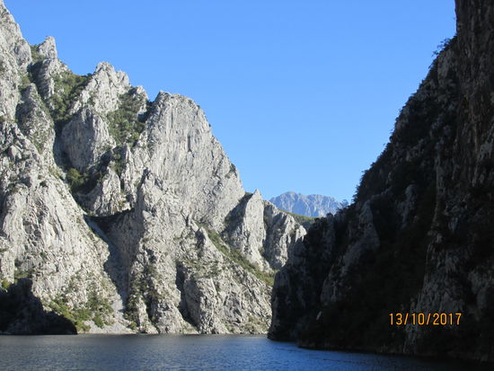 Der fjordähnliche Drin schlängelt sich durch eine schroffe Felslandschaft
