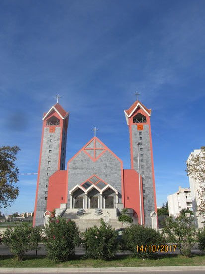 Interessante Optik und Architektur der Kirche in Bar