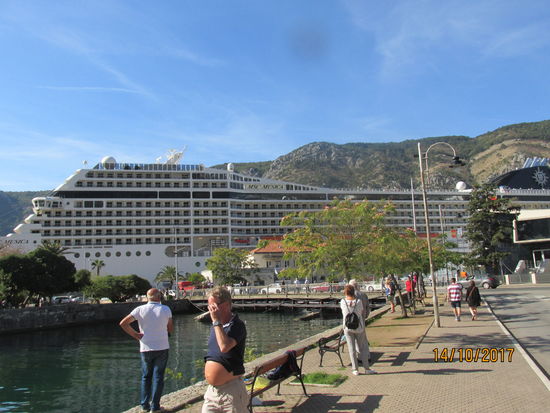 Wenn man eines dieser Riesendinger im Hafen liegen sieht, sollte man die angestrebte Örtlichkeit lieber zu einem anderen Zeitpunkt besuchen. Lustigerweise ist auf dem Satellitenbild bei Google Maps auch so ein 300 Meter langes Schiff in Kotors Hafen zu sehen