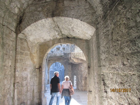 Der Ostteil der Altstadt ist durch schmale Gassen und Torbögen gekennzeichnet. Die Mauern und Gebäude sind sehr gut erhalten.