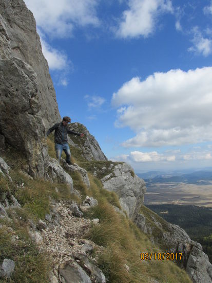 Gewagte Kletterei am Hang des Malý Medved. 
Auch wenn es nicht so wirkt, befanden sich auf dieser Route farbliche Markierungen, die den "Wanderweg" kennzeichneten