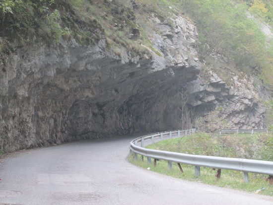 Ungewöhnliche Straßenanlage am Berghang