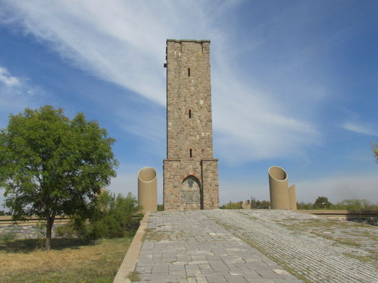 Das Gazimestan Denkmal: Die Schlacht auf dem Amselfeld wird eher vom serbisch-orthodoxen Kulturkreis stark mystifiziert und glorifiziert. Dennoch wird dieses historische Ereignis auch von den albanischen Kosovaren gewürdigt. Ein Zeichen dafür ist die gute Pflege dieses Denkmals.