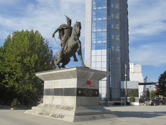 Die Skanderbeg Statue in Priština. Leider gibt es auch hier Schmierfinken, wie in der übrigen Welt auch.
