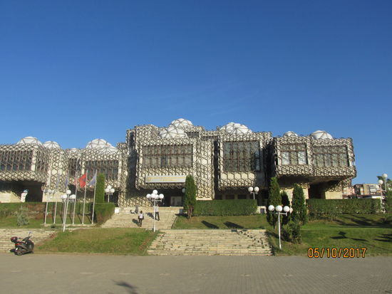 Wie von einem anderem Stern: Die Nationalbibiliothek im Universitätsgelände.