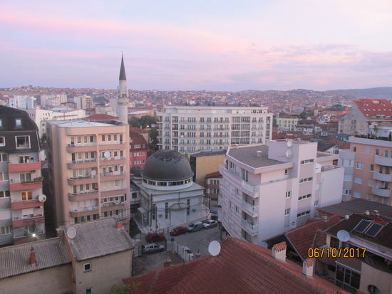 Priština von oben. Der Muezzin der Moschee im Vordergrund sorgte dafür, dass wir unsere Tour ziemlich früh am Morgen beginnen konnten. Ansonsten fällt auf, dass es relativ wenig Grün gibt.