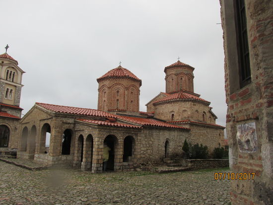 Das Kloster Sv. Naum erinnert entfernt an eine dreischiffige Kirche