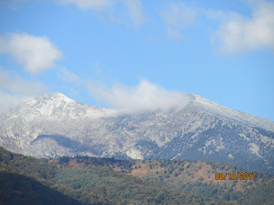 Wenigstens verkürzte der herrliche Anblick der umliegenden bis zu 2.600m hohen Baba Berge die Wartezeit