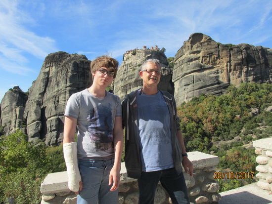 Bizarre Felsformationen im Piniostal. Hoch oben, wie auf einem Thron, befinden sich die Meteoraklöster.