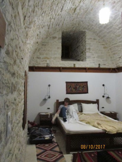 Schlafen in einem mittelalterlichen Gewölbe. So, wie im vorliegenden Stil, war das gesamte Gebäude im Inneren gehalten.