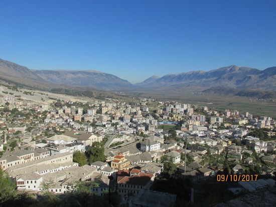Ausblick vom Gjirokastra Castle auf die Unterstadt, das Drino Tal und die umliegenden Berge