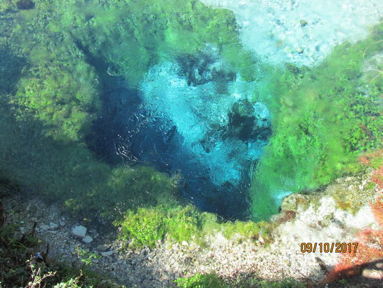 Mittels einer Holzkontrunktion kann man direkt in das Blaue Auge schauen. Bilder geben die Imposanz der hervorguellenden Wassermassen nur eingeschränkt wieder
