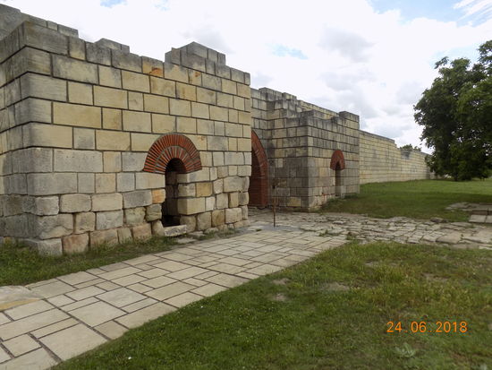Aufwändig instand gesetzte Stadtmauer des alten Pliska