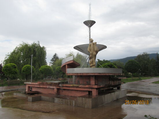 Der Geysir in Saparewa Banya
Laut Angabe, soll die Quelle bis zu 18 Meter hoch schießen. Ich fürchte, dass da sehr wohlwollend gemessen wurde. Auf dem Bild sind es höchsten 10 Meter.