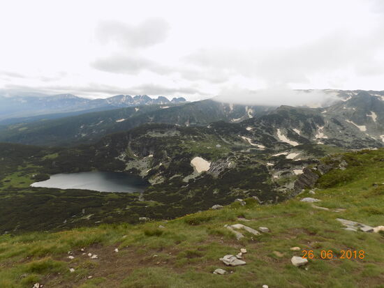 Berge, Schnee und kristallklares Wasser in den Seen. Herrliche Natur im Rila Gebirge