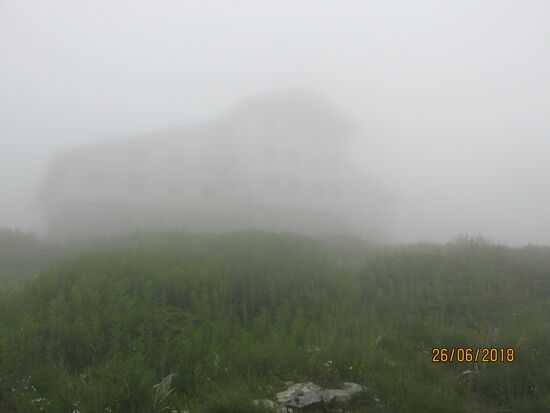 Das Gebäude mit dem Lift ist allenfalls 50 Meter entfernt, jedoch kaum zu erkennen