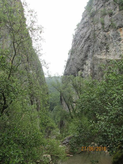 Die Erma Schlucht in Westbulgarien. Schmaler Fluss - Schmale Schlucht. Beeindruckend!