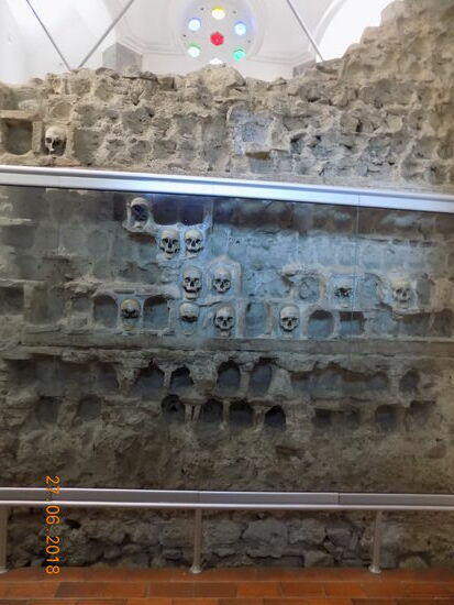 Im Mörtel eingelassene Schädel des Ćele Kula. Die Gemütslage des Betrachters schwankt zwischen Faszination und Abscheu